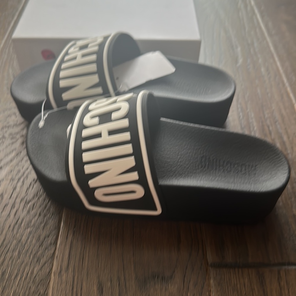 Moschino pool slippers